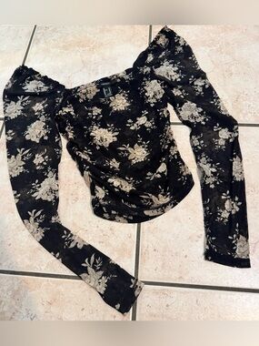 Forever 21 black & white floral long sleeve sheer top with ruched sides